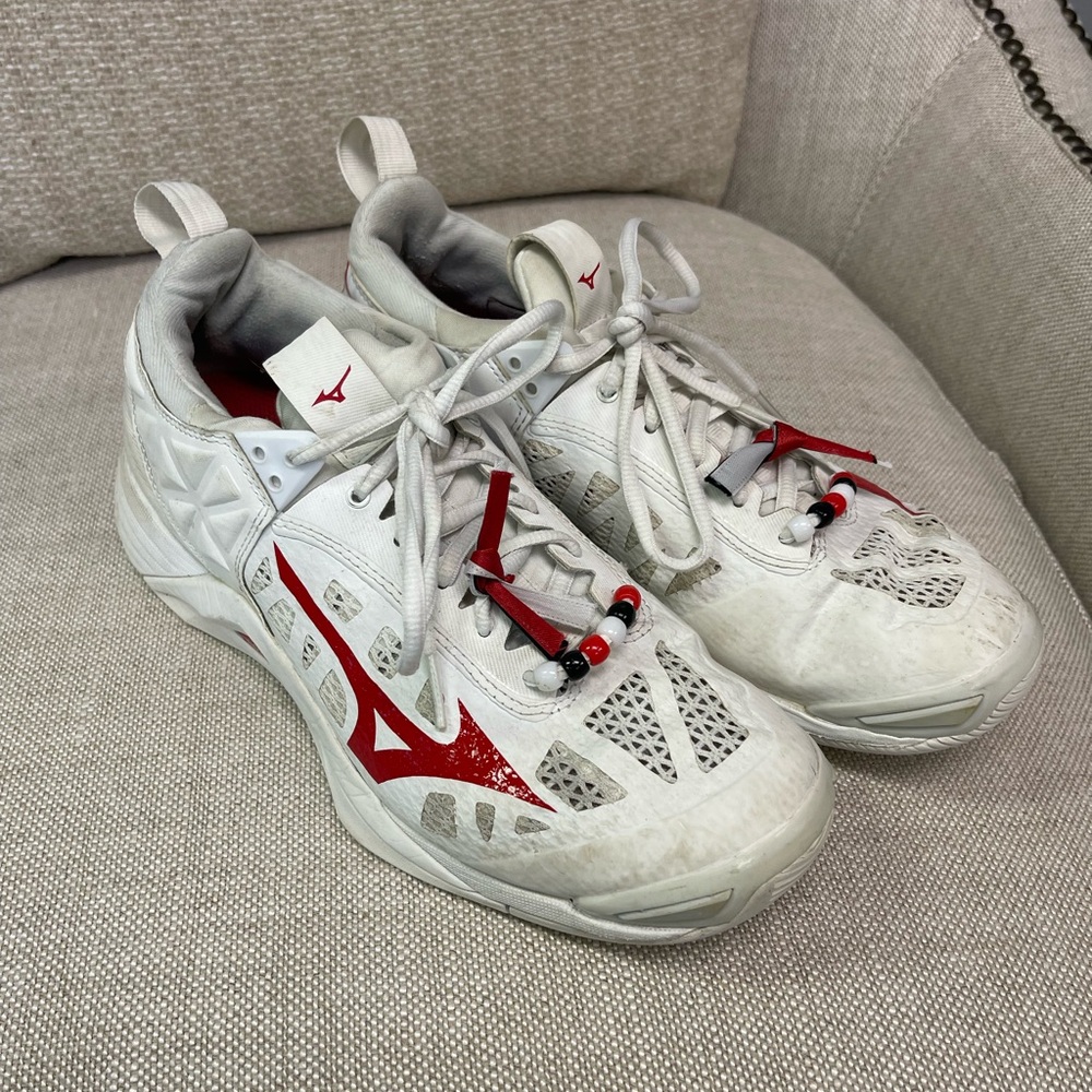 Mizuno Men's 7.5 or Women’s 9.5 White and Red Athletic Sneakers